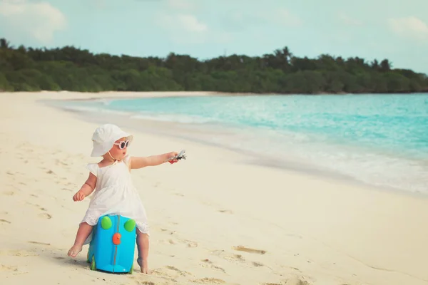 Carino bambina viaggiare sulla spiaggia estiva — Foto Stock