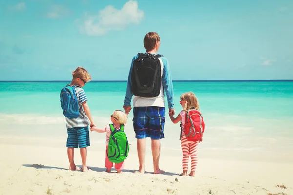 Vader met kinderen reizen op tropisch strand — Stockfoto