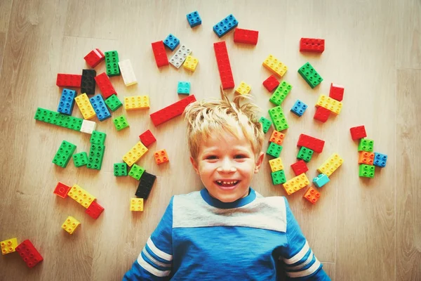 Ładny mały chłopiec się świetnie bawić z plastikowych klocków — Zdjęcie stockowe