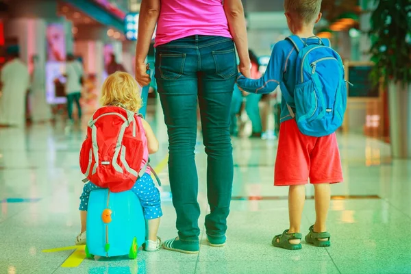 Мать и двое детей, гуляющих в аэропорту — стоковое фото