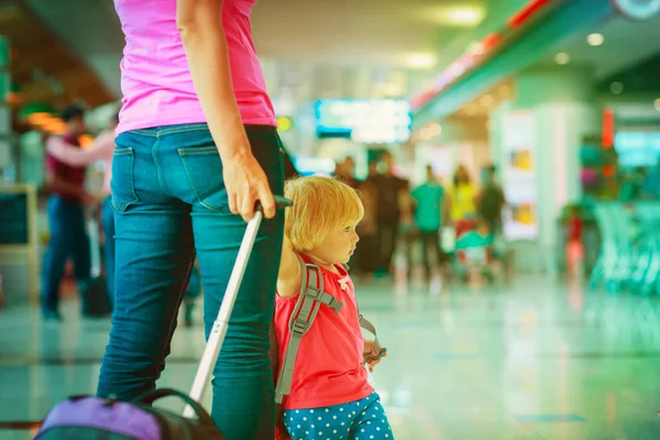 Mor och lilla dotter promenader i flygplats — Stockfoto