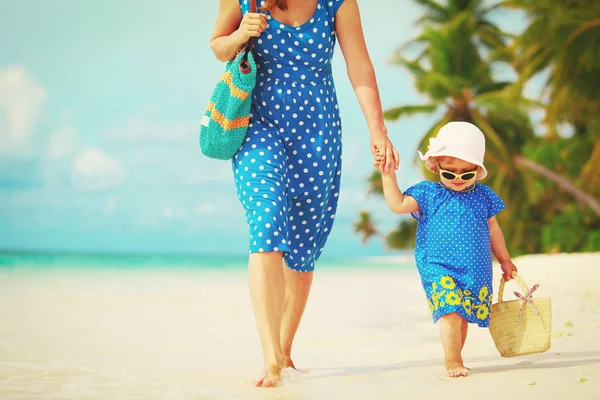 Madre y linda hijita caminando en la playa —  Fotos de Stock