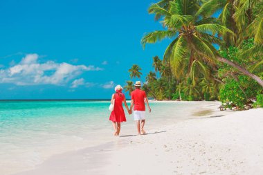 mutlu sevgi dolu çift Sahilde yürüyüş