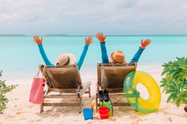 mutlu çift tropikal bir kumsalda dinlenmek