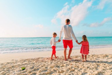 Baba ve iki çocuk Sahilde yürüyüş