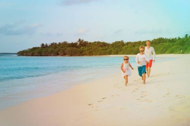 babası ile küçük oğlu ve kızı kumsalda koşmak