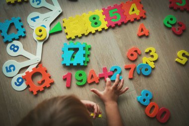 küçük kız numaraları ve matematik öğrenme