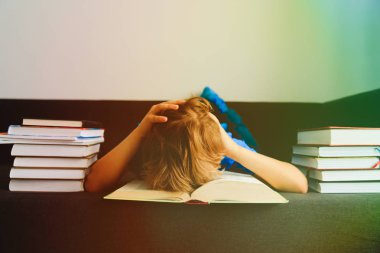 ödev yapmak vurguladı okuma, küçük çocuk yorgun