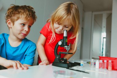 Mikroskop, bilim sınıf, ev öğrenme kavramı kullanmak öğrenmek