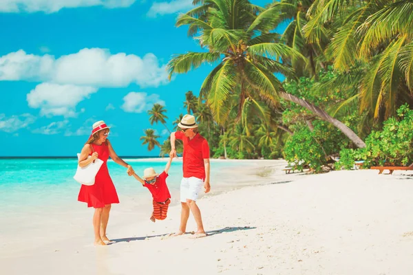 Famiglia con bambino che gioca sulla spiaggia tropicale — Foto Stock