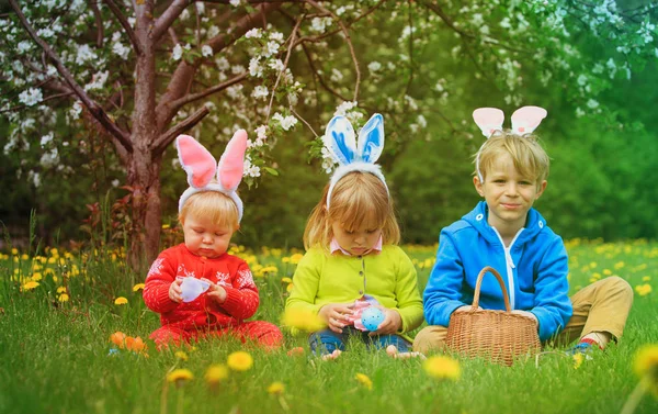 Happy kids on easter eggs hunt in spring — Stock Photo, Image