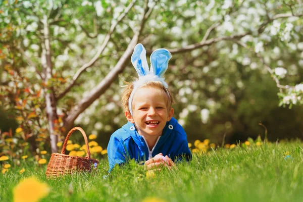 Bonito menino feliz na Páscoa ovos caçar na primavera — Fotografia de Stock