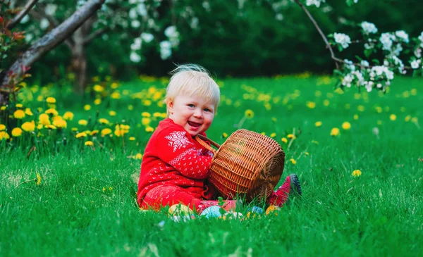 Gadis kecil yang lucu bahagia pada easter telur berburu di musim semi — Stok Foto