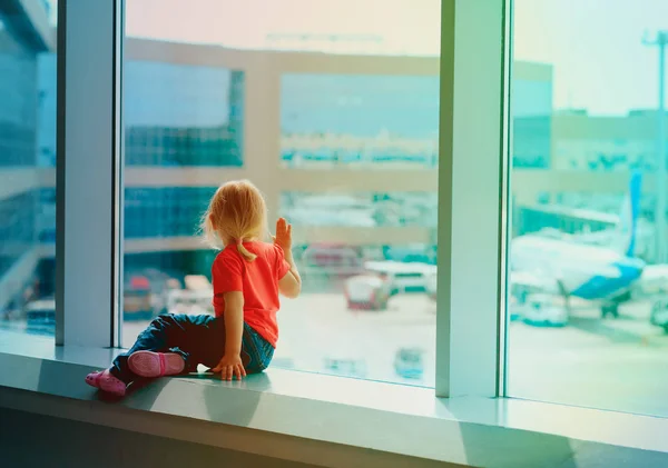 Niña mirando aviones en el aeropuerto —  Fotos de Stock