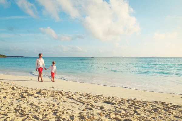 Otec a syn kráčející po pláži — Stock fotografie