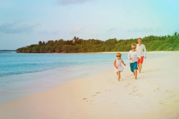 Padre con piccolo figlio e figlia gestito in spiaggia — Foto Stock