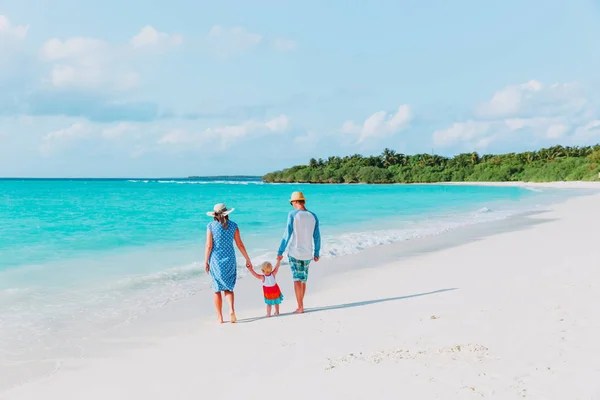 Gezin met kleine baby lopen op tropisch strand — Stockfoto