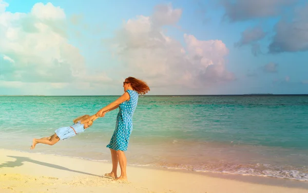 Madre e figlia giocare su spiaggia tropicale — Foto Stock