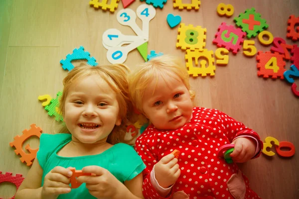 Joyeuses petites filles apprennent les chiffres et les calculs — Photo