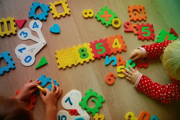 Enfants jouent avec puzzle numérique, apprendre les mathématiques — Photo