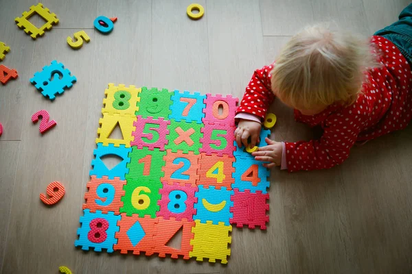 Девочка играет с числами, учится математике и вычислениям — стоковое фото