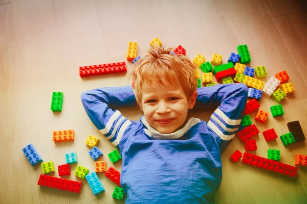 Schattige kleine jongen hou van het spelen met kunststof blokken — Stockfoto