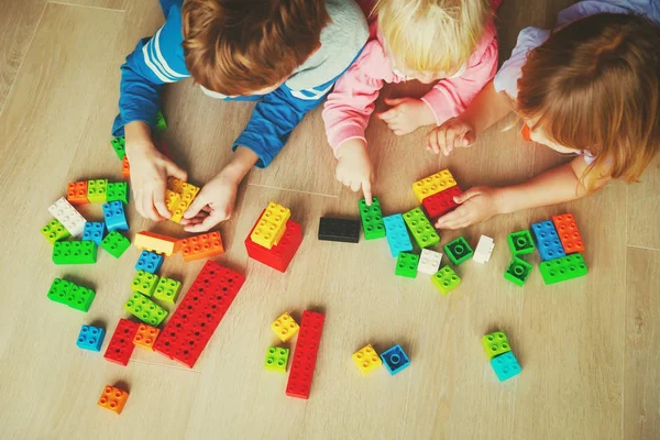 Crianças brincando com blocos de plástico, conceito de aprendizagem — Fotografia de Stock