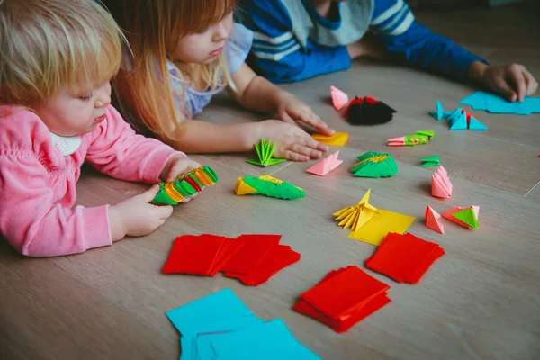 Crianças fazendo artesanato origami com papel — Fotografia de Stock