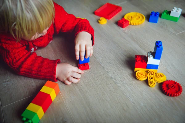 Menina brincando com blocos de plástico coloridos — Fotografia de Stock