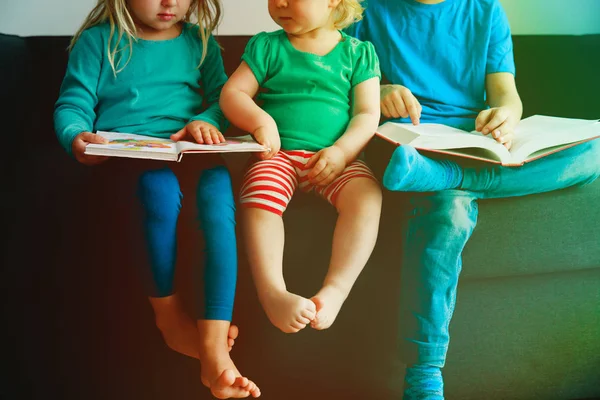 Niños leyendo libros en casa, haciendo deberes —  Fotos de Stock