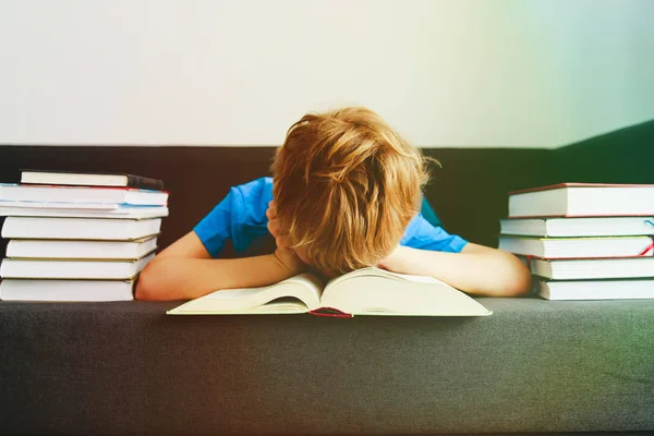 Lille pojken trött stressad av behandlingen, göra läxor — Stockfoto