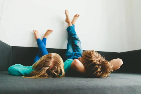Діти розслабляються вдома - домашній затишок і лінь — стокове фото