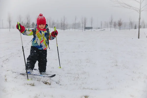 Το χαριτωμένο μικρό κορίτσι σκι στη φύση χειμώνα χιόνι — Φωτογραφία Αρχείου