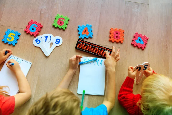 Niños aprendiendo números, aritmética mental, cálculo del ábaco — Foto de Stock