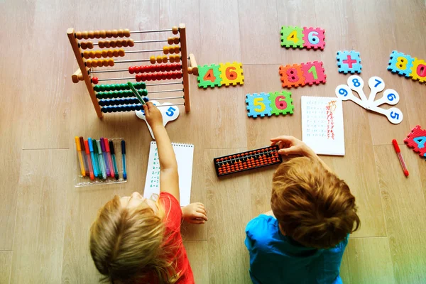 Barnen lära sig siffror, Huvudräkning, abacus beräkning — Stockfoto