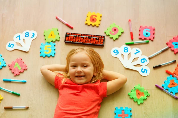 Liten flicka lära sig siffror, Huvudräkning, abacus beräkning — Stockfoto