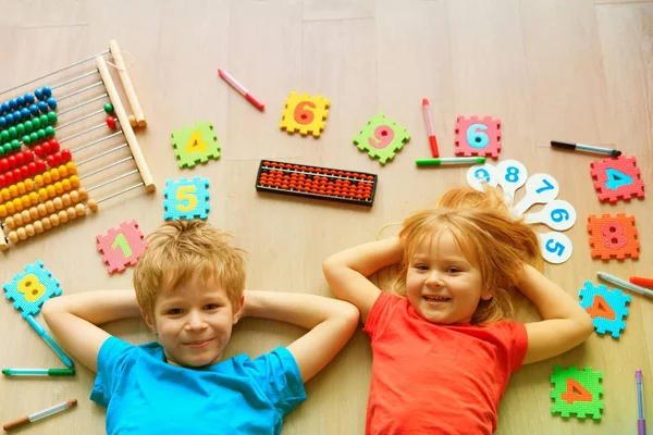 Barnen lära sig siffror, Huvudräkning, abacus beräkning — Stockfoto