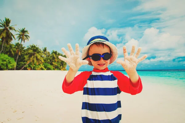 Šťastný roztomilý chlapeček na tropické pláži — Stock fotografie