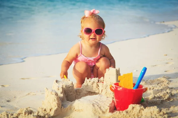 Carino ragazza poco gioco con sabbia su spiaggia tropicale — Foto Stock