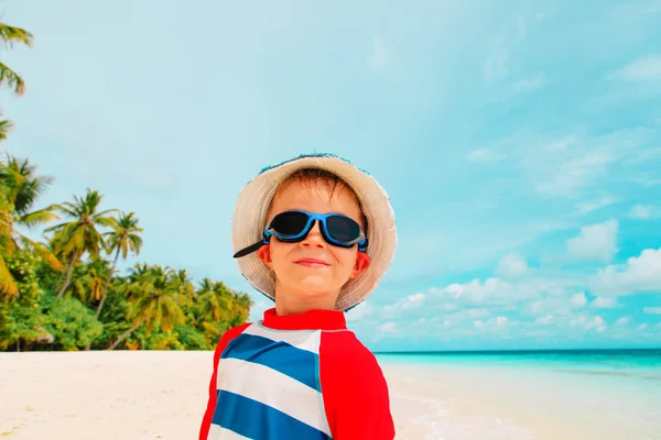 Menino bonito feliz na praia tropical — Fotografia de Stock