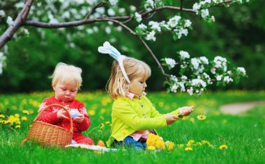 Paskalya yumurtaları mutlu çocukları baharda avlamak