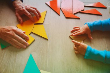 öğretmen ve geometrik şekillerle oynayan çocuk