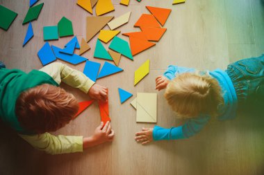 ile oynayan çocuklar Bulmaca, şekiller, eğitim kavramı öğrenmek