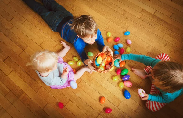 Niño y niña juegan con huevos de Pascua — Foto de Stock