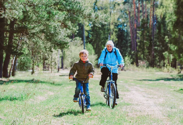 Aktive Senioren-Oma mit Enkel beim Fahrradfahren in der Natur — Stockfoto