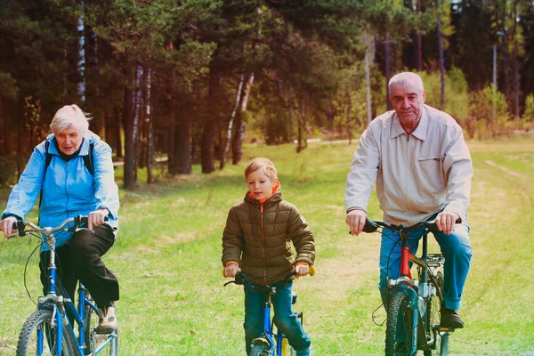 Активна старша пара з дитячими велосипедами в природі — стокове фото