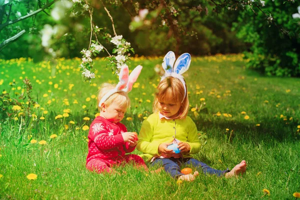 Crianças felizes em ovos de Páscoa caçam na primavera — Fotografia de Stock