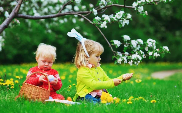Szczęśliwy kids na pisanki polować na wiosnę — Zdjęcie stockowe