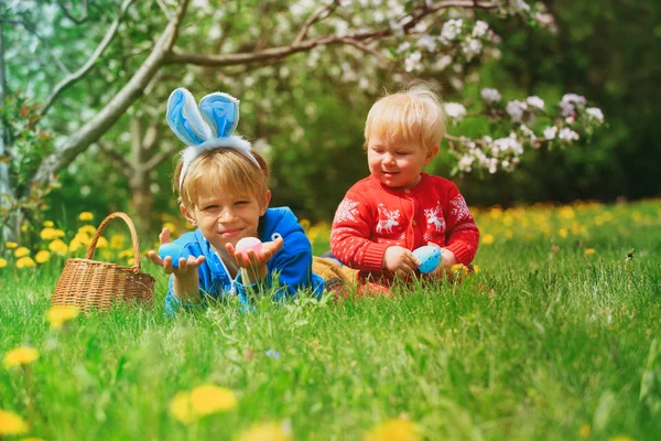 Enfants heureux sur Pâques oeufs chasse au printemps — Photo