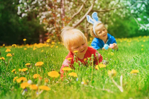 Anak-anak bahagia pada easter telur berburu di musim semi — Stok Foto